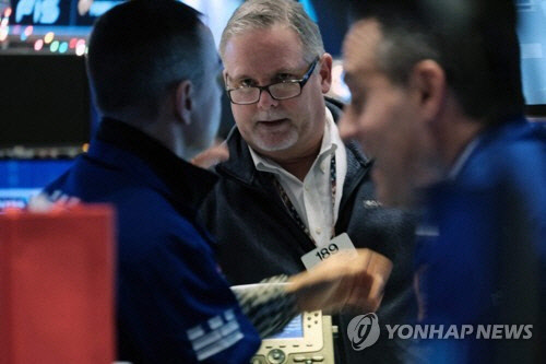 NYSE 입회장에 트레이더들의 모습[연합뉴스 자료 사진]